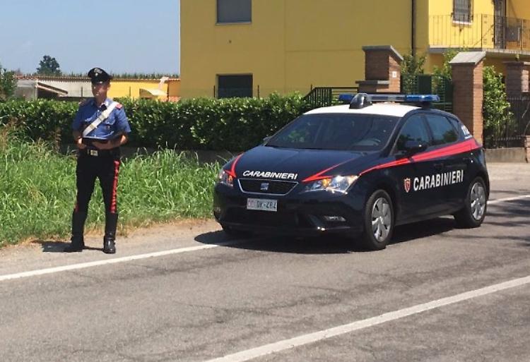 Investe pedone e fugge in auto