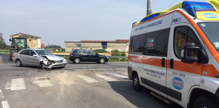 Schianto tra auto e camion, 82enne resta ferito