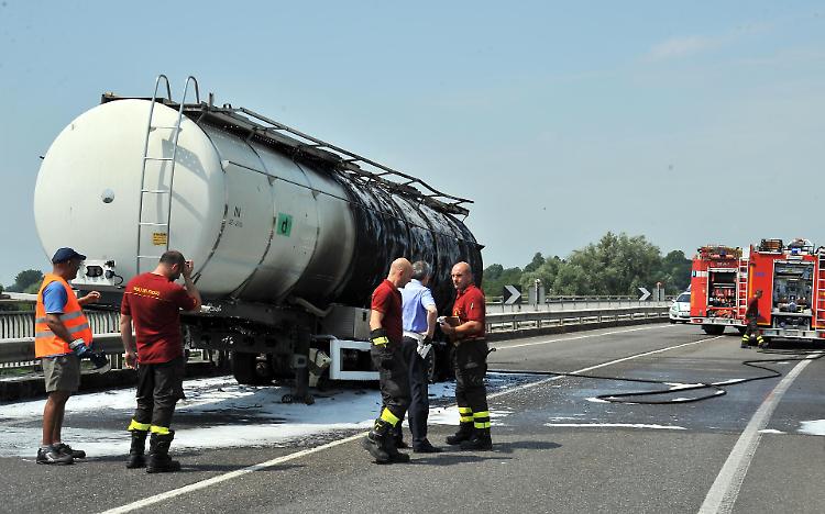 Cisterna in fiamme sul ponte, chiusa la tangenziale
