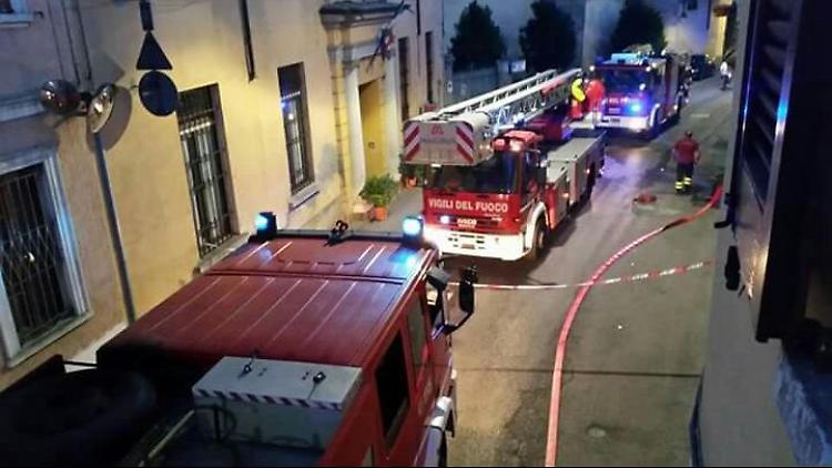 Incendio e paura nella notte: danni, nessun ferito
