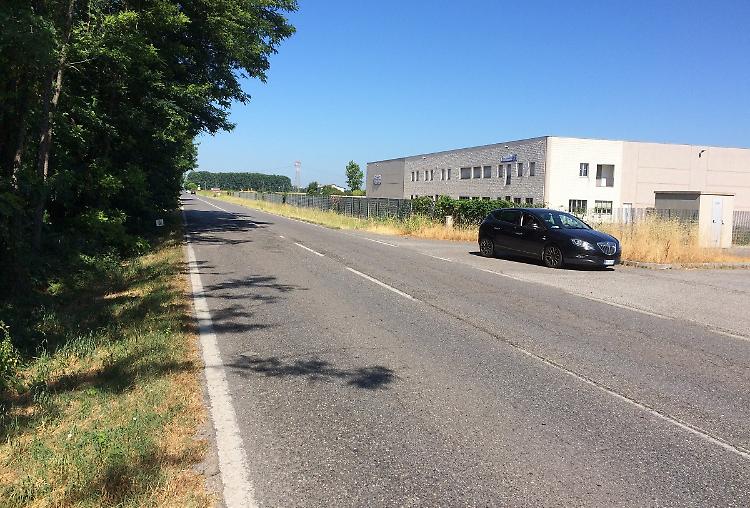 Fuori strada e schianto, grave un ragazzo di 23 anni
