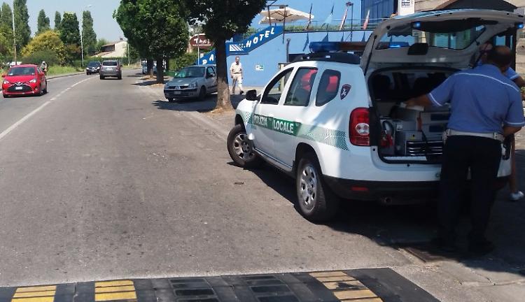 Cade con lo scooter, 79enne in ospedale