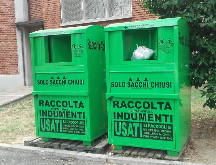 Cassonetti con 'antifurto' per gli abiti usati Caritas