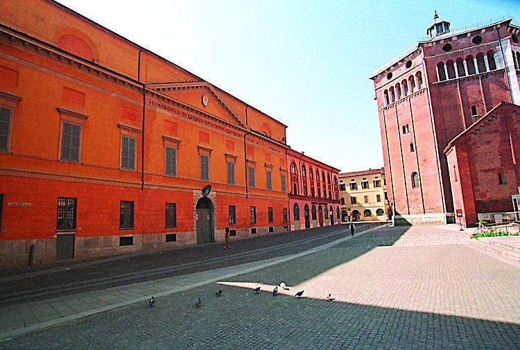 Atti osceni di notte davanti al palazzo vescovile