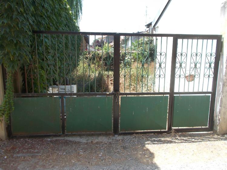 Otto cani senza cibo e acqua, uno è morto