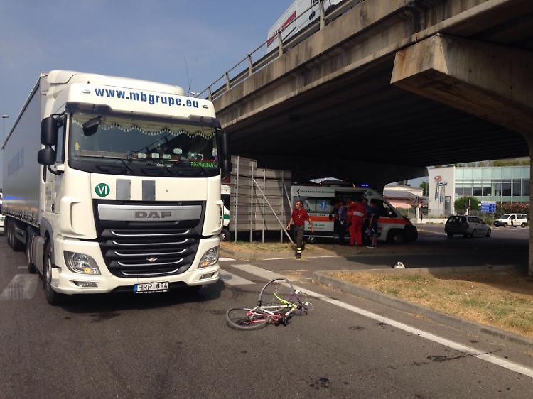 Bambino investito da Tir, paura in via Bergamo
