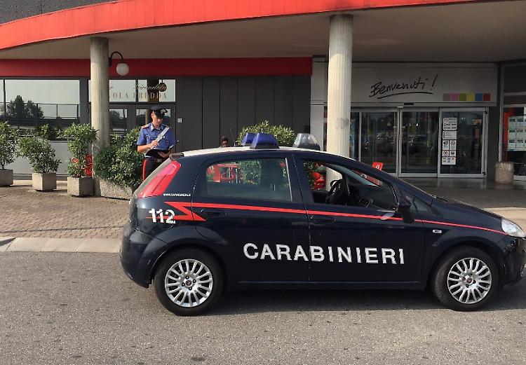 Foro nel tetto, furto al bar