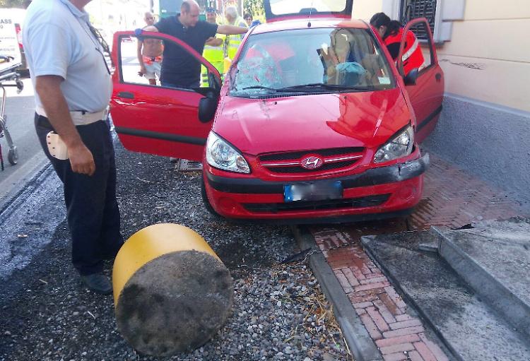 Malore, auto impazzita si ferma contro una casa
