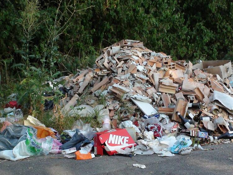 Enorme discarica lungo il canale, residenti della Cava insorgono