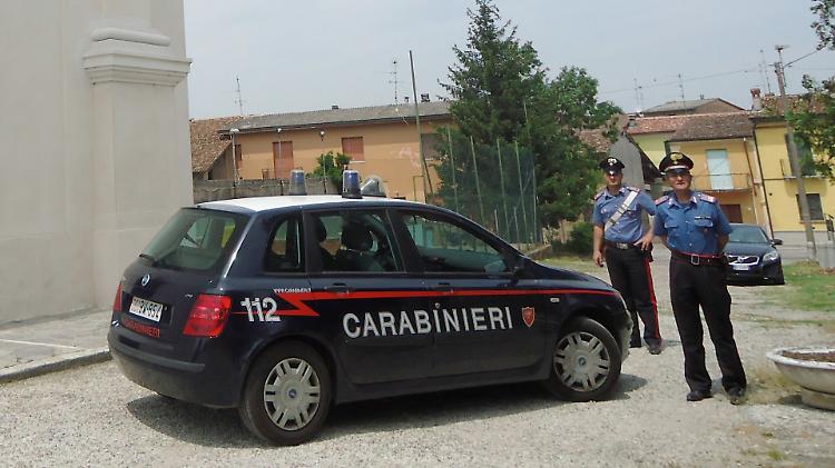 Casa depredata, via anche l'auto