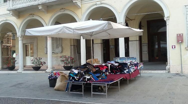 Via il furgone degli ambulanti, il banco rimane fino a sera