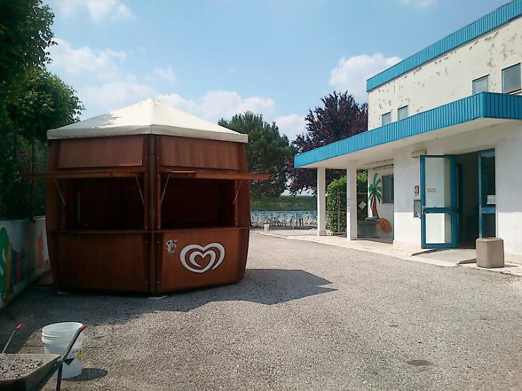Via denaro, gelati e bibite: denunciati 19enne e 16enne