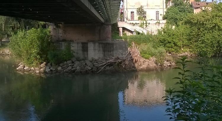 'Vogliamo pulire le rive, ma il Comune non ci lascia'