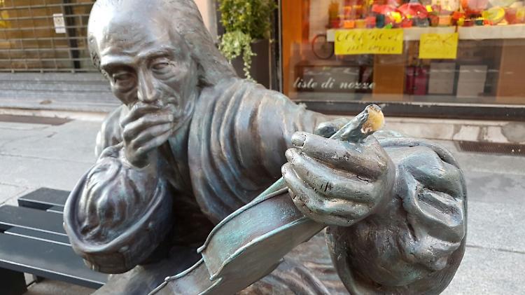 Stradivari, altro raid vandalico: spezzato il violino appena dipinto