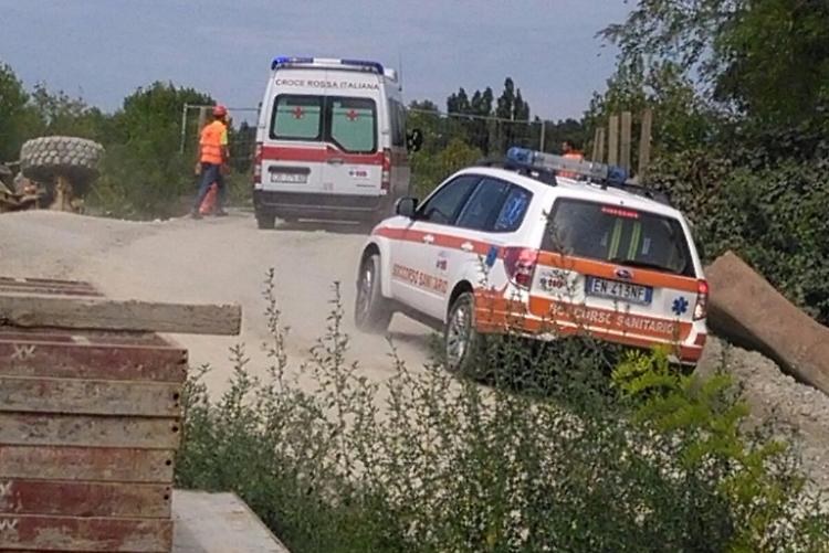 Si ribalta l'escavatore, operaio 53enne in ospedale