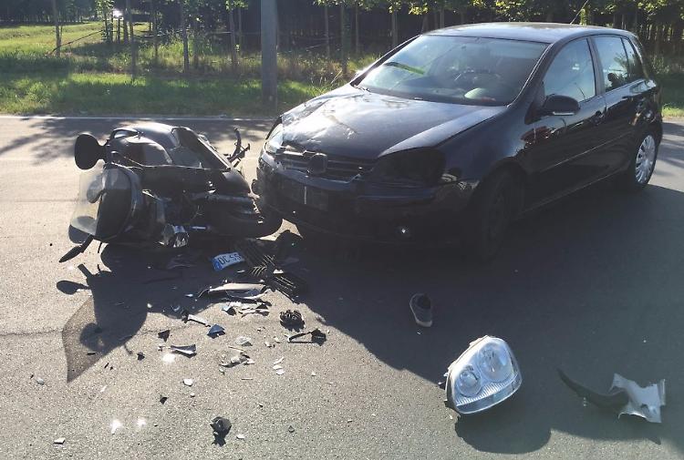 Scontro scooter-auto, 33enne in ospedale