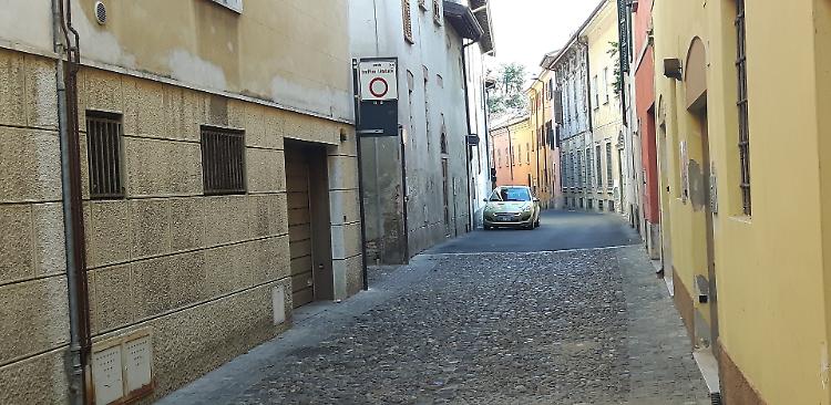 A due passi dalla cattedrale vandali e latrina a cielo aperto