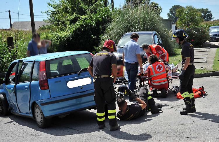 Carambola fra tre automobili, due feriti in ospedale