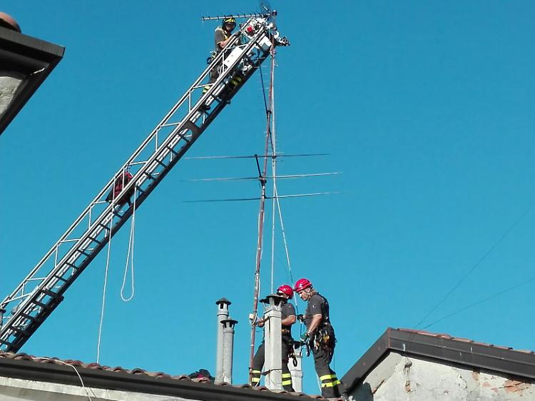 Antenna pericolante, intervento in quota dei vigili del fuoco
