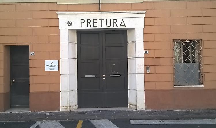 'Scuola, piove dal tetto e manca un bagno'