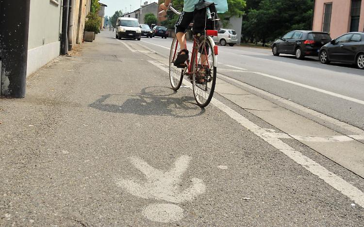 'Stop ai ciclisti sul marciapiede'