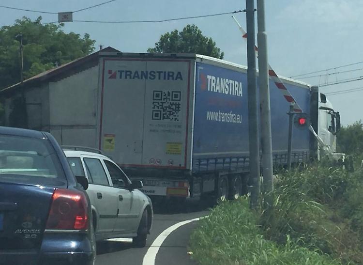 Bloccato tra le sbarre del passaggio ferroviario