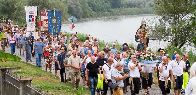 Riti sacri, grigliate e tuffi: il Ferragosto dei cremonesi