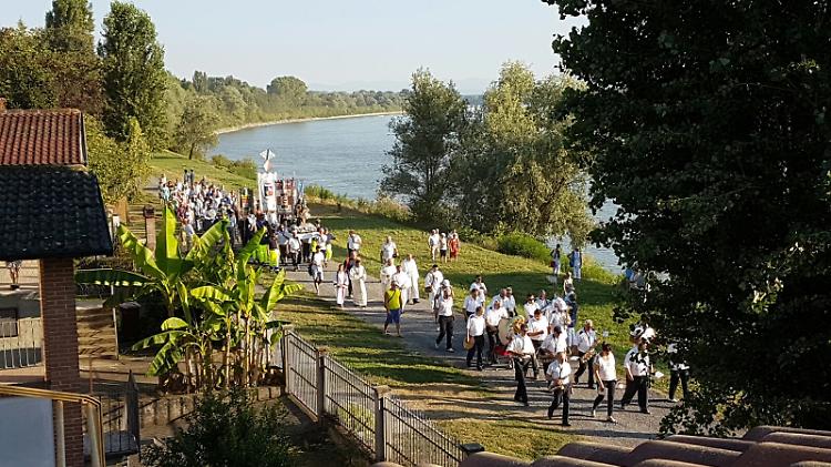 Grande folla per la Madonna sul fiume