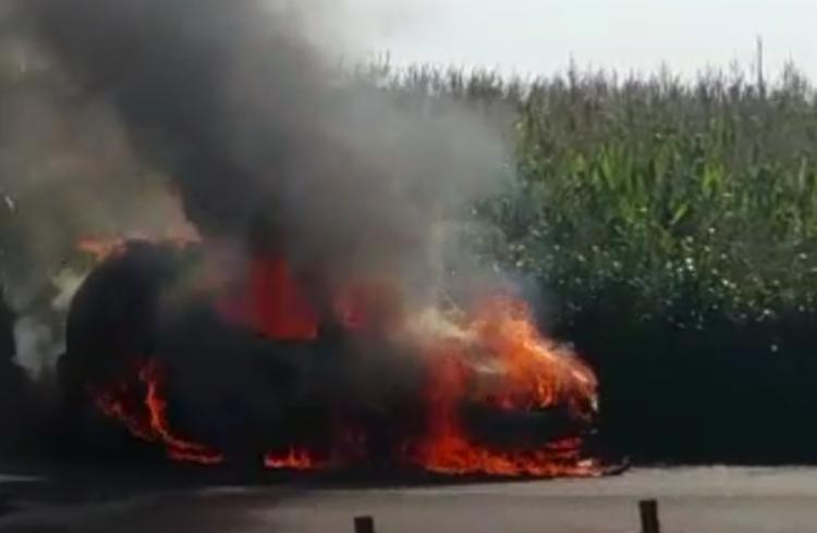 Schianto sulla Paullese e l'auto prende fuoco