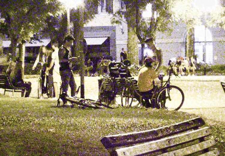 "Chiudere i giardini di piazza Roma con cancellate"