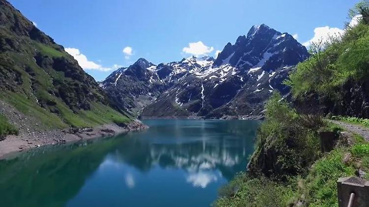 Il lago, i monti e le cascate: il volo del drone sulle meraviglie bergamasche