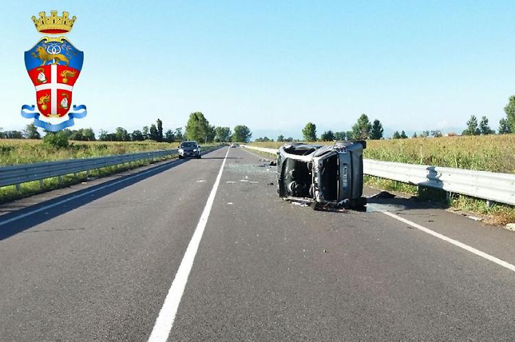 Causa incidente e fugge, identificato e denunciato