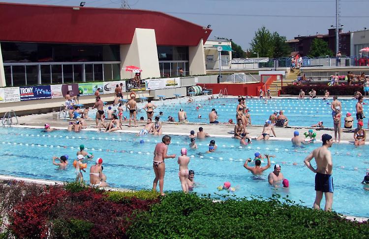 Piscina, acque molto agitate. Gli utenti: 'No a nuovi orari'