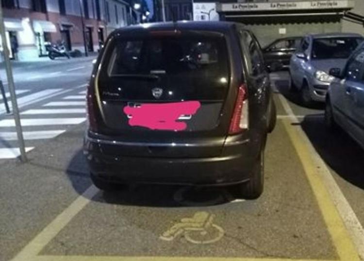Auto nel parcheggio dei disabili, il sindaco: 'Querelo Sinigaglia'