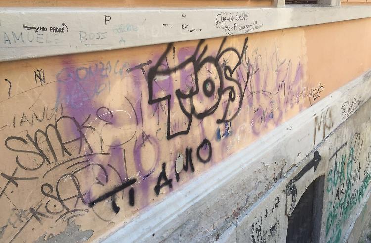 Scuola Vida dimenticata: vandali, incuria e pericoli