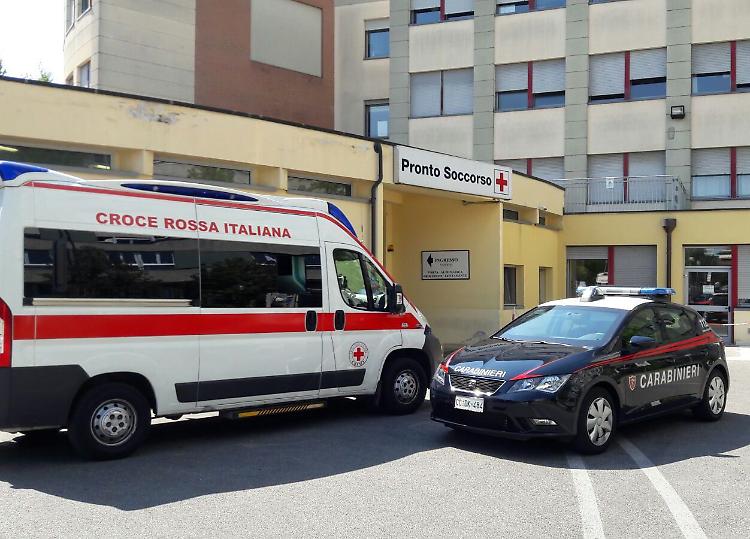 Scappa dopo aver causato un incidente, ma poi confessa in caserma