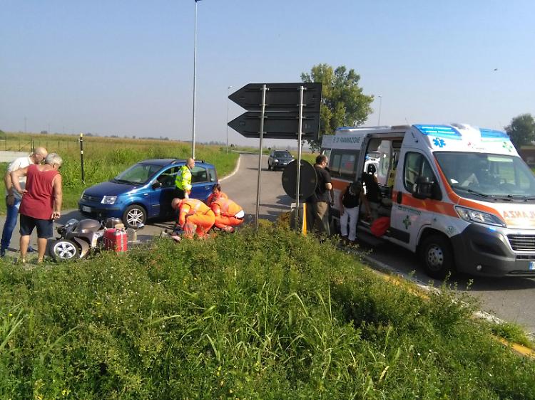 Scontro tra scooter e auto, paura per due persone