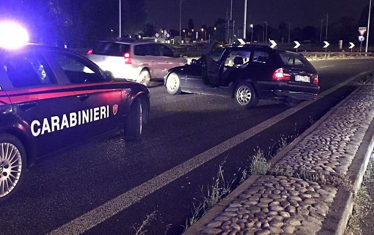 Inseguimento con l'auto rubata: schianto e ladri in fuga
