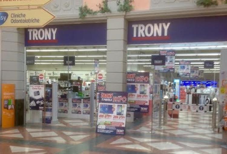 Auto ariete alla Trony, ma il colpo è un flop