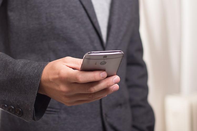 Foto di minorenni nude sui telefonini, gara osé tra le ragazzine