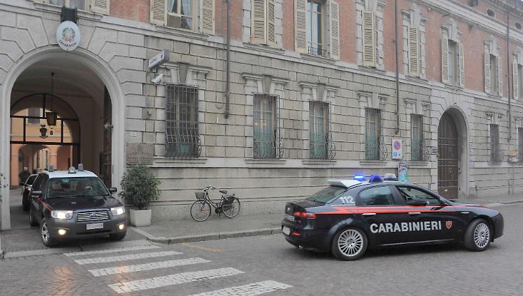 Coinvolto in un tamponamento, nasconde l'hashish sotto il sedile
