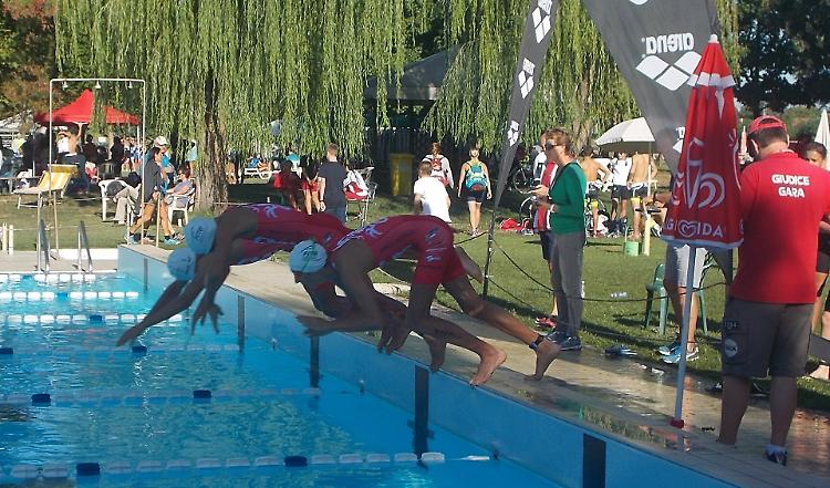 Triathlon, 450 atleti al via