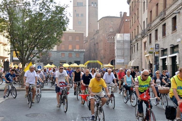 Un bicicletta di solidarietà con l'Avis