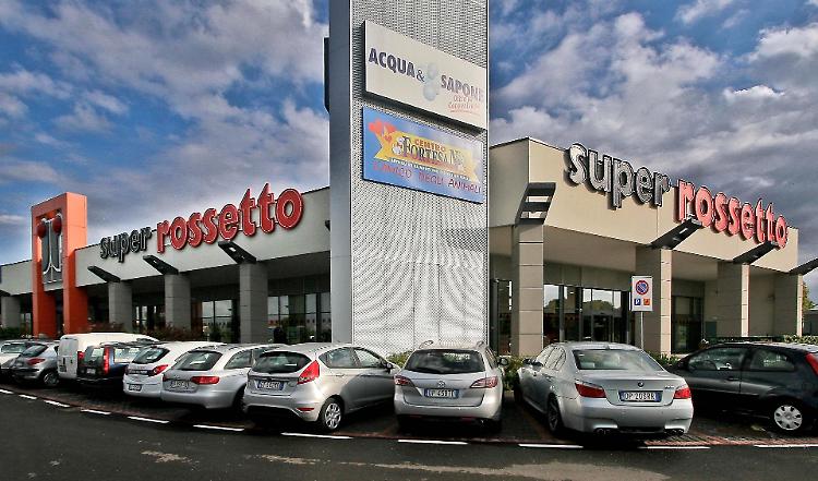 Furti su auto nei parcheggi dei supermercati, arrestato