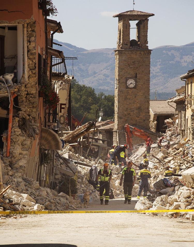 Vigili del fuoco a fianco dei  bimbi