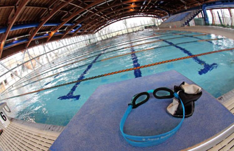 Piscina a rischio collasso. Ascoltare società e utenti