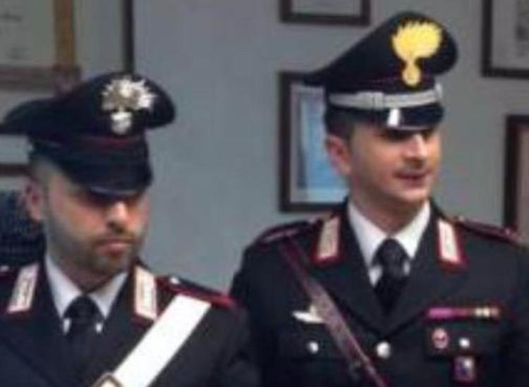 Aggredisce i carabinieri, preso