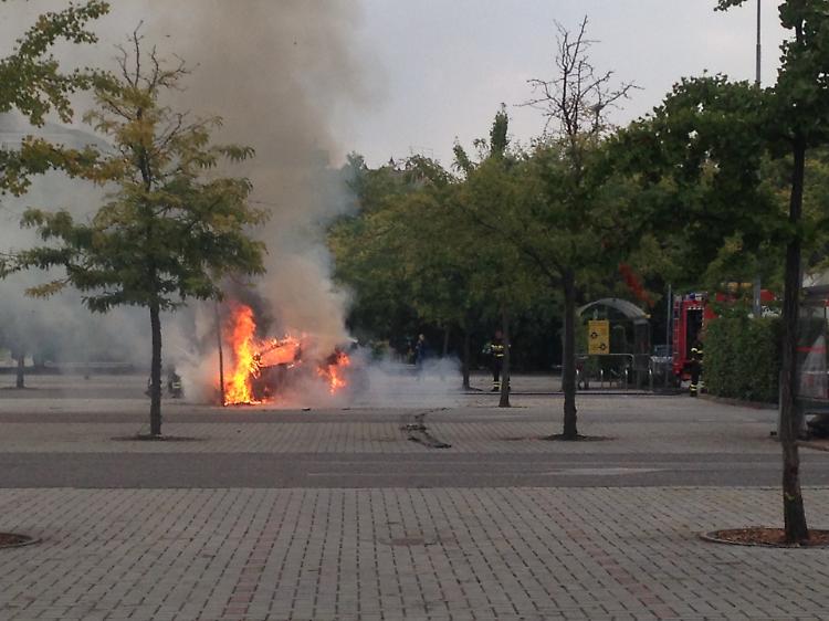 Auto in fiamme nel parcheggio del Famila