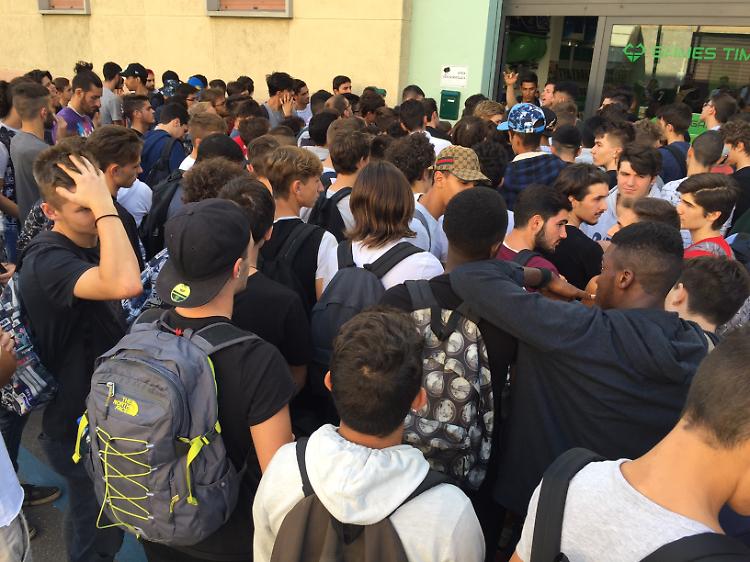 Game Times, folla di ragazzi per il torneo di calcio virtuale