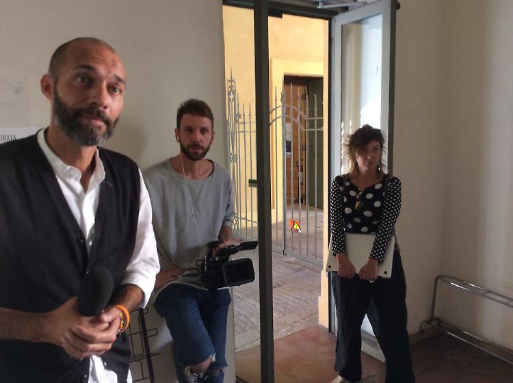 Incursione di Striscia in tribunale, attrice gira indisturbata con un coltello e una pistola giocatolo